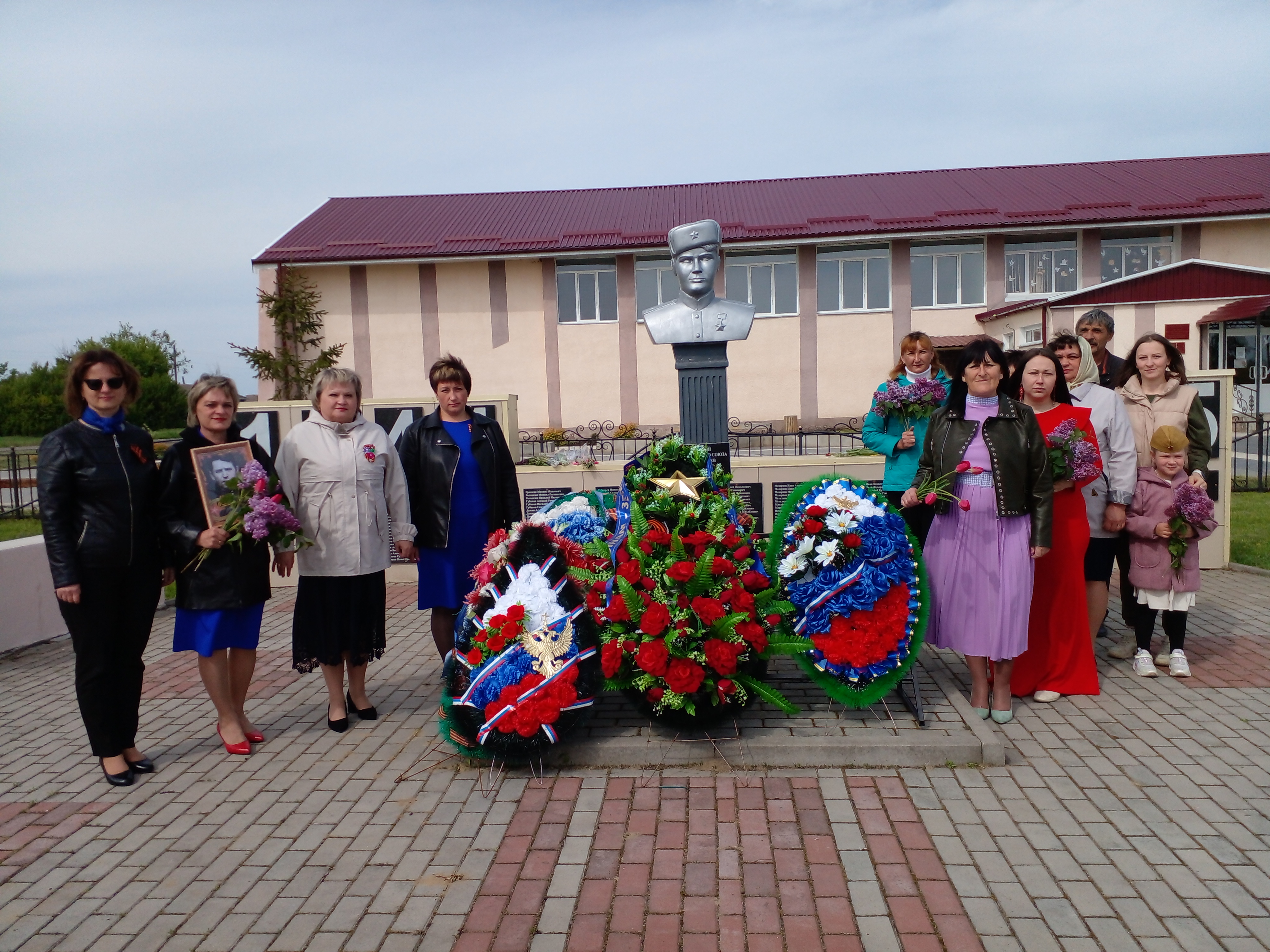 Возложение цветов к памятнику.